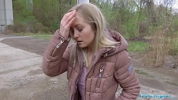 Русский пикапер помог юный девчонке отвлечься с помощью траха